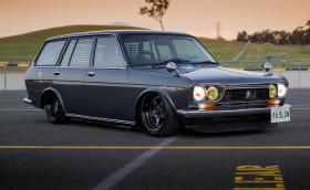 Datsun 1600 Wagon с боя от Nissan GT-R R35 и въздушно окачване. Галерия