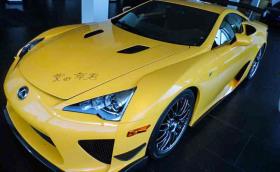 Този Lexus LFA е на 680 км, капакът му е надраскан с маркер и се продава за… 12,5 милиона лева