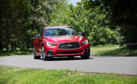 Infiniti Q50 кацна в София с 405 к.с. от добрия стар бензин