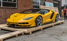 Да разопаковаш чисто новото си Lambo Centenario, буквално да го извадиш от сандъка. Галерия