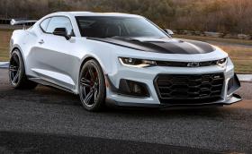 Chevrolet Camaro ZL1 1LE изглежда сякаш се храни с едър дивеч. Гони го с 650 коня. Галерия и инфо