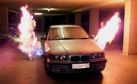 Това BMW E36 е снабдено с огнехвъргачка. Пламъците с дъжлина до 5 метра били легални в ЮАР. Галерия и инфо
