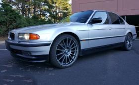 Това е “BMW E38 M5”, 740-ка от 2000-та година с мотор и части от E39 M5. Продава се за $19k