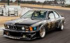 Класическо състезателно BMW 635 CSI изплува от някой сън