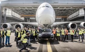 Porsche Cayenne S Diesel изтегли Airbus A380, влезе в „Гинес“. Самолетът тежи 285 тона