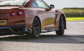 Така се кара 2017 Nissan GT-R. “Godzilla” е по-добра от всякога, макар и по-мека