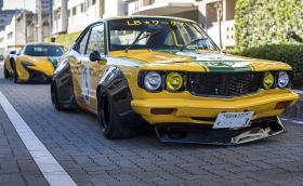 Тази Liberty Walk Mazda RX-3 е брутална. Развърта се до 10 000 об/мин. Галерия и видео