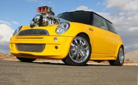 2003 MINI Cooper с 6,4-литров HEMI V8 и окачване от Mustang. Галерия и инфо