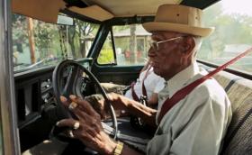 Ричард Овертън е на 110 години, пуши пури и си кара своя Ford F100 без проблеми. Галерия и инфо