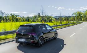 Изчистен Golf R ABT с 400 коня изпълва душите ни