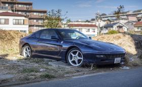 Това Ferrari 456GT гние изоставено край Токио. Галерия