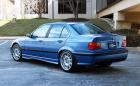 Едно 1997 BMW M3 седан в Estoril Blue, което се продава за 16 900 долара