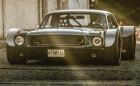 Това е брутален 1967 Ford Mustang с мотор от Corvette. Кара се с розови къси гащи