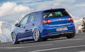 VW Golf Mk5 R32 със спирачки от Porsche и малко карбон