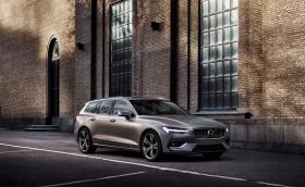 Новото Volvo V60 прилича на смалено V90. Всъщност е точно това