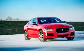 300 коня и двойно предаване за малкия Jag XE 300 Sport