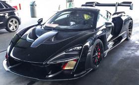 Засякоха McLaren Senna на бензиностанция. Изглежда плашещо в черно