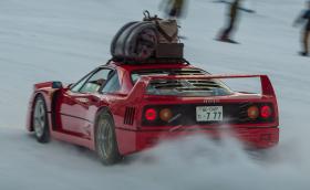 Ferrari F40 дрифти с вериги за сняг. На сняг. Човекът отива на пикник на ски писта... Видео!