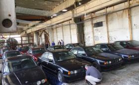 Откриха 11 чисто нови BMW Серия 5 Е34 в склад в Благоевград. Колите седят там от 1994-та и още са с найлони по седалките 