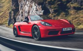 Porsche 718 Boxster T и Cayman T идват с 300 коня, 20 мм по-ниско шаси и 20 инчови джанти