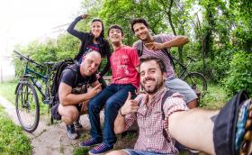 Вело-ентусиасти събират пари за младежи с двигателни увреждания и популяризират Евровело маршрути