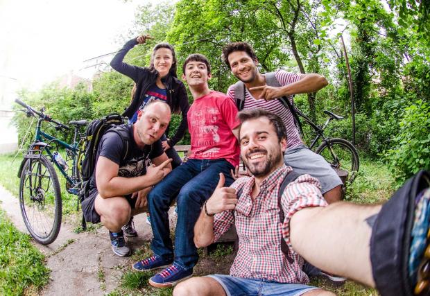 Вело-ентусиасти събират пари за младежи с двигателни увреждания и популяризират Евровело маршрути