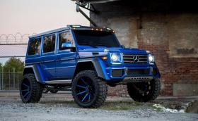 Mercedes-Benz G550 4×4² върху 24-инчови сини джанти, дами и господа