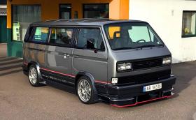 Това е VW Caravelle T3 с битурбо Chevy 5.0 V8. Генерира 1103 к.с. и 1311 Нм. Видео