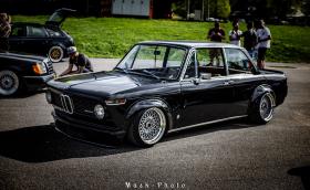 Едно прекрасно BMW 2002 tii от 1973-та. Колата е на въздух. Видео