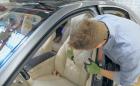 Да съдереш седалката на чисто нов Mercedes S-Class с нож и брадва. Видео
