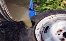 Какво става, когато напълниш гумите на Лада с бетон? Видео