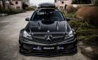 Брутален и непрактичен Merc C 63 AMG T-Model на въздух. Интериорът е син