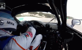 Мика кара точно онзи McLaren F1 GTR, който спечели Льо Ман... Видео за гледане и слушане