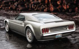 Ford Mach 40 е прекрасен „хибрид“ между 1969 Ford Mustang Mach 1 и 2005 Ford GT. Няма електромотори