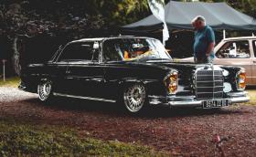 Mercedes-Benz 280SE W111 на въздух и с модерни джанти. Да или не?