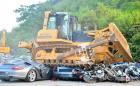 Президентът на Филипините Родриго Дутерте помля още 68 коли за над 5 млн. евро., в това число Porsche 911 и BMW M5. Видео