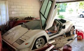 Мъж намери Lambo Countach и Ferrari 308 в гаража… на баба си