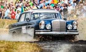 Този 1964 Mercedes-Benz 300SE е рали автомобил с доработки от AMG. Спирачките са от 600 Pullman…