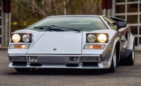 Искаме това 1981 Lamborghini Countach LP400 S от Bertone. На 35 хил. км е и е подписано от Валентино Балбони