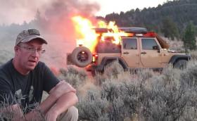 YouTube влогър записва видео, докато неговият Jeep Wrangler изгаря до ламарината. Видеото…