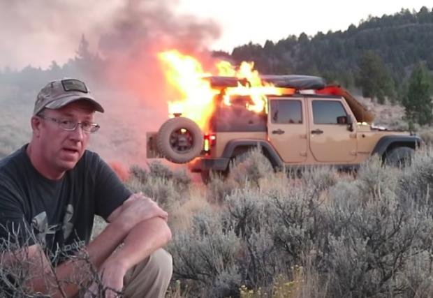 YouTube влогър записва видео, докато неговият Jeep Wrangler изгаря до ламарината. Видеото…