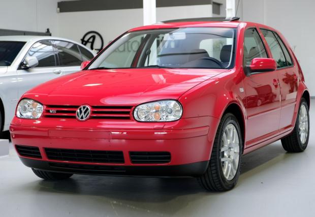 Този 18-годишен VW Golf IV 2.3 V5 се продава за 34 хил. лв.