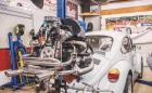 1973 Volkswagen Beetle: основен ремонт на мотора за 6 мин. Видео