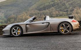 Това Porsche Carrera GT е било тотализирано. Сега е на над 100 хил. км и се продава за 927 хил. лв.