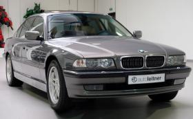 Това BMW 750i Executive струва 40 хил. лв., с 11 хил. по-малко от чисто ново Серия 1. Кое бихте взели?