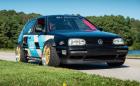 Това е VW Golf Mk3 с 4,4-литров BMW V8 и задно предаване