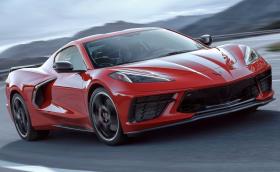 Новият Chevrolet Corvette C8 Stingray идва с централно разположен V8 с 495 коня, квадратен волан и базова цена от под $60k