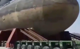 Вижте как влекачи превозват 2300-тонна иранска военна подводница през пустинята