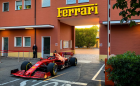 Льоклер обикаля улиците на Маранело с болида на Ferrari