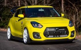 Това е Suzuki Swift Sport с HKS части, 200 коня и агресия в стил WRC